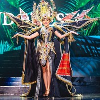 Inilah penampilan Sarlin Jones memakai kostum nasional bertemakan kapal Pinisi di ajang Miss Grand International 2019 yang tengah digelar di Venezuela. Foto: Dok. Instagram Sarlin Jones