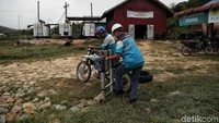 Pegawai PLN memeriksa kondisi mesin diesel di kawasan PLTD Krayan, Kabupaten Nunukan, Kalimantan Utara. Pradita Utama/detikcom.