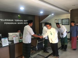 Hari Santri, Hakim dan Karyawan Pengadilan Ini Pakai Sarung