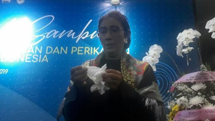 Momen Susi menangis kenang ngopi di KKP/Foto: Dok. Humas Kementerian Kelautan dan Perikanan Momen Susi menangis kenang ngopi di KKP/Foto: Dok. Humas Kementerian Kelautan dan Perikanan