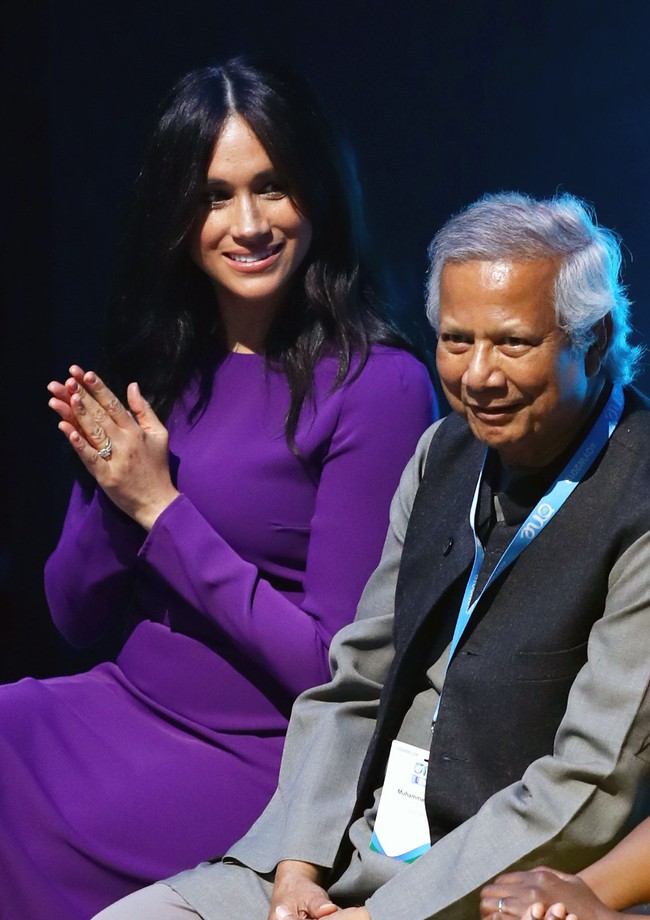 Rambut hitam panjangnya pun dibiarkan tergerai bebas. Meghan juga memilih riasan natural untuk wajahnya sehingga gayanya terlihat semakin simple. (Foto: Gareth Fuller - Pool/Getty Images)