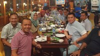 Bersama para pengusaha lainnya, Bahlil menggelar acara makan malam bersama dengan berabgai hidangan, yang diselingi dengan obrolan santai tentang mengembangkan usaha. Foto: Instagram @bahlillahadalia