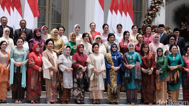 Tak hanya para menteri, istri-istri mereka juga ikut mencuri perhatian kala mendampingi suami di pelantikan Kabinet Indonesia Maju di Istana Merdeka, Jakarta Pusat, Rabu (23/10/2019). Dari kebaya hingga kain tradisional, semuanya tampil anggun dan memesona. Foto: Andika/Detikcom