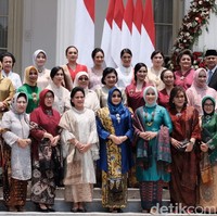 Tak hanya para menteri, istri-istri mereka juga ikut mencuri perhatian kala mendampingi suami di pelantikan Kabinet Indonesia Maju di Istana Merdeka, Jakarta Pusat, Rabu (23/10/2019). Dari kebaya hingga kain tradisional, semuanya tampil anggun dan memesona. Foto: Andika/Detikcom