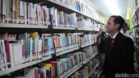 Nadiem juga menyempatkan meninjau perpustakaan Kementerian Pendidikan dan Kebudayaan.