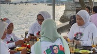 Saat mengunjungi Ambon, Ida dan teman-temannya memilih camilan sederhana seperti pisang, sukun goreng dan jus gandaria sambil menikmati indahnya lautan. Foto: Instagram @idafauziyahnu