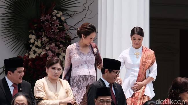 Franka Makarim tampil ayu dalam balutan kebaya putih yang dipadu dengan selendang batik merah. Tidak ketinggalan sebuah bros bernuansa etnik ikut mempermanis gayanya. (Foto: Andika/Detikcom)