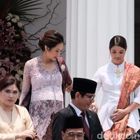 Franka Makarim tampil ayu dalam balutan kebaya putih yang dipadu dengan selendang batik merah. Tidak ketinggalan sebuah bros bernuansa etnik ikut mempermanis gayanya. (Foto: Andika/Detikcom)
