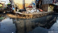 Detikcom kembali mendatangi aliran kali Krukut yang sehari sebelumnya terlihat banyak sampah.