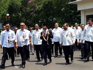 Mahfud Md Disambut Kalung Mawar Putih di Kemenko Polhukam