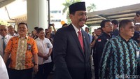 Pantauan detikcom, Luhut tiba menggunakan kembali kendaraan dinasnya dengan merek Lexus berpelat nomor RI 19. Luhut juga masih berbusana jas hitam dan peci, seperti saat dilantik.
