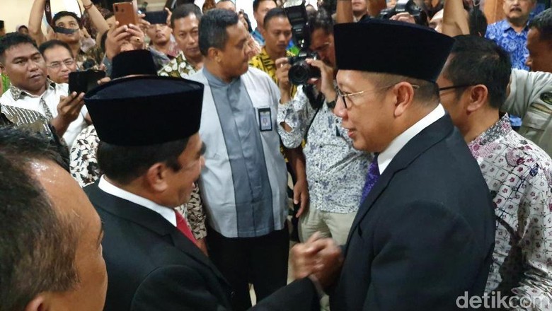 Tiba di Kemenag, Fachrul Razi Disambut Lukman Hakim Tiba di Kemenag, Fachrul Razi Disambut Lukman Hakim