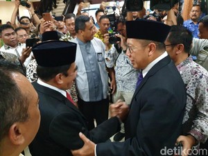 Tiba di Kemenag, Fachrul Razi Disambut Lukman Hakim