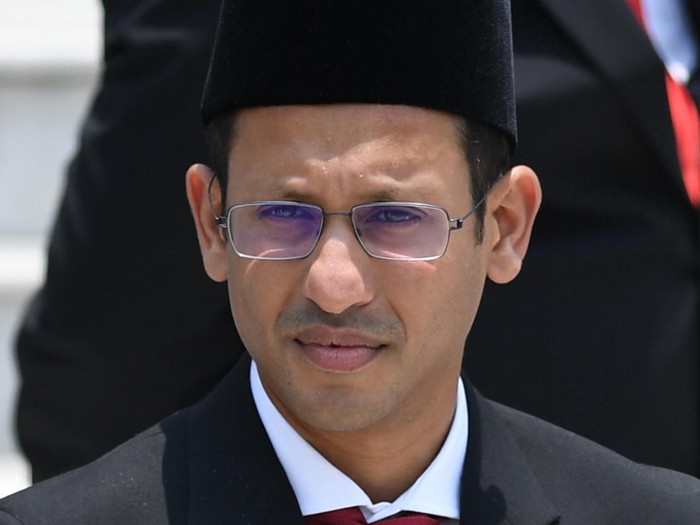 Mendikbud Nadiem Makarim bersiap mengikuti foto bersama seusai pelantikan menteri Kabinet Indonesia Maju di Beranda Istana Merdeka, Jakarta, Rabu (23/10/2019). ANTARA FOTO/Wahyu Putro A/foc.