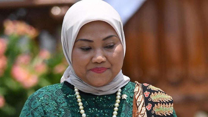 Menteri Ketenagakerjaan Ida Fauziah bersiap mengikuti foto bersama seusai pelantikan menteri Kabinet Indonesia Maju di Beranda Halaman Istana Merdeka, Jakarta, Rabu (23/10/2019). ANTARA FOTO/Wahyu Putro A/foc.