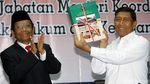Salam Komando Wiranto dan Menko Polhukam Mahfud MD