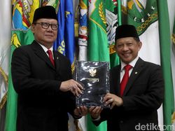 Senyum Tito Karnavian Saat Sertijab Mendagri