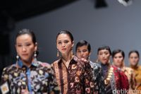 Khasanah Tekstil Sumatra Barat dalam Busana Modern di Jakarta Fashion Week