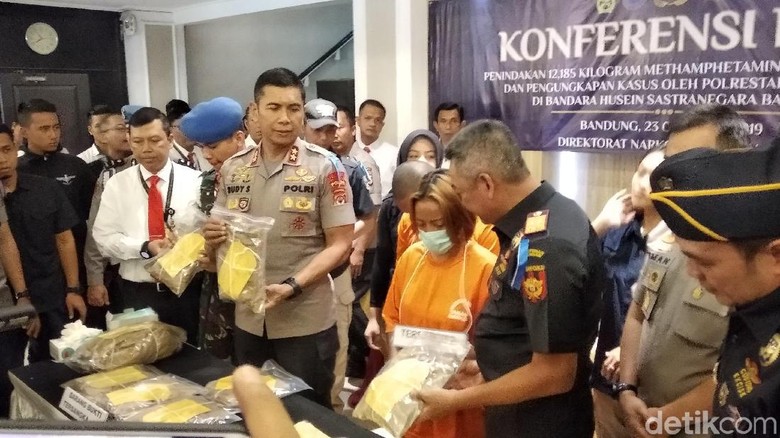 Bawa Sabu 12 Kg, Pemuda Ditangkap di Bandara Husein Sastranegara Bawa Sabu 12 Kg, Pemuda Ditangkap di Bandara Husein Sastranegara