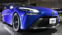 2 Hari menjelang pembukaan Tokyo Motor Show untuk kalangan umum dan masyarakat, Toyota sudah memperlihatkan Mirai kepada wartawan di sebuah hotel di kawasan Odaiba, Tokyo.