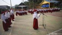 Siswa-siswi SD 03 Sabang Mawang mengikuti upacara bendera, Kecamatan Pulau Tiga, Natuna, Kepulauan Riau. Setiap hari senin mereka mengikuti kegiatan ini. Kegiatan ini dilakukan guna mendidik anak-anak cinta pada tanah air Indonesia. Agung Pambudhy/detikcom.