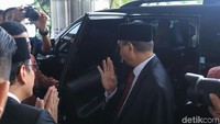 Menparekraf Wishnutama tampak memberi salam terakhir pada Arief Yahya. Layaknya orang tua yang berbesar hati, Arief pun harus rela menitipkan Kementerian Pariwisata dan Ekonomi Kreatif pada penerusnya (Randy/detikcom)