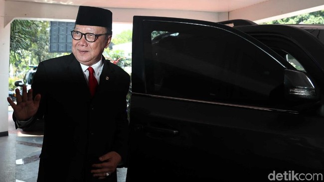 Menhan Prabowo Tak Ambil Gaji, Jokowi Naikkan Iuran BPJS Kesehatan
