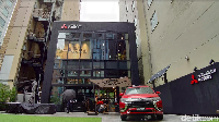 Terletak di salah satu sudut Distrik Ginza, Tokyo, Mitsubishi membangun showroom yang 100% beda. Tempat ini lebih seperti cafe yang nyaman ketimbang tempat jualan mobil. Foto: Doni Wahyudi/detikcom
