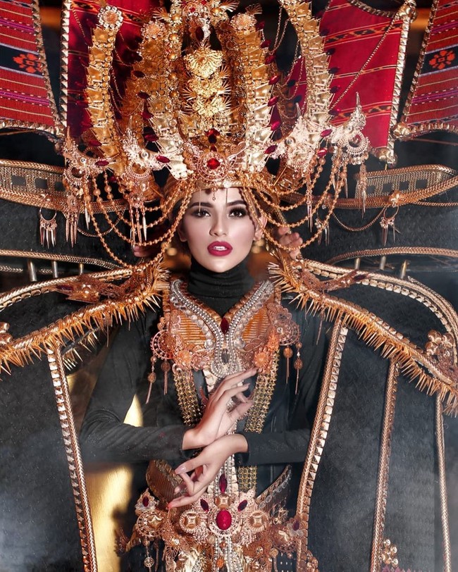 Pihak Miss Grand Indonesia 2019 sebelumnya sudah menjelaskan bahwa kostum Pinisi ini dibuat karena terinspirasi dari perjalanan Sarlin Jones ke Labuan Bajo. Pinisi Journey To The East demikian nama dari kostum nasional Sarlin Jones untuk ajang Miss Grand International 2019 ini. Foto: Dok. Instagram Sarlin Jones