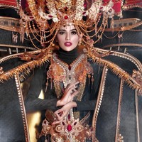 Pihak Miss Grand Indonesia 2019 sebelumnya sudah menjelaskan bahwa kostum Pinisi ini dibuat karena terinspirasi dari perjalanan Sarlin Jones ke Labuan Bajo. Pinisi Journey To The East demikian nama dari kostum nasional Sarlin Jones untuk ajang Miss Grand International 2019 ini. Foto: Dok. Instagram Sarlin Jones