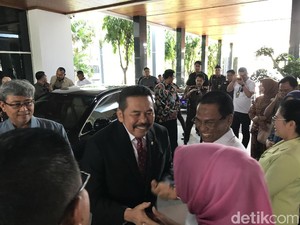 Jaksa Agung ST Burhanuddin Semringah Disambut Pegawai Kejagung