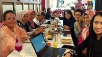 Dalam kulineran bersama temannya tersebut, Ida Fauziyah bukan hanya sekedar menikmati hidangan. Tepati juga saling berdiskusi seru. Seperti pada momennya kali ini, nampak perempuan-perempuan hebat dalam foto ini. Foto: Instagram @idafauziyahnu