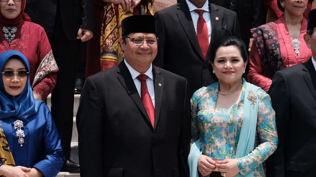 Menko Perekonomian Airlangga Hartarto mengajak serta sang istri, Yanti K. Isfandiary, yang tampil bersahaja mengenakan kebaya kutu baru motif mawar. Selendang berwarna biru muda disampirkan pada bahu yang mempercantik busananya. Ia juga terlihat memakai kalung bertulisan nama anak-anaknya. Foto: Andhika/detikcom