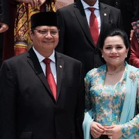 Menko Perekonomian Airlangga Hartarto mengajak serta sang istri, Yanti K. Isfandiary, yang tampil bersahaja mengenakan kebaya kutu baru motif mawar. Selendang berwarna biru muda disampirkan pada bahu yang mempercantik busananya. Ia juga terlihat memakai kalung bertulisan nama anak-anaknya. Foto: Andhika/detikcom