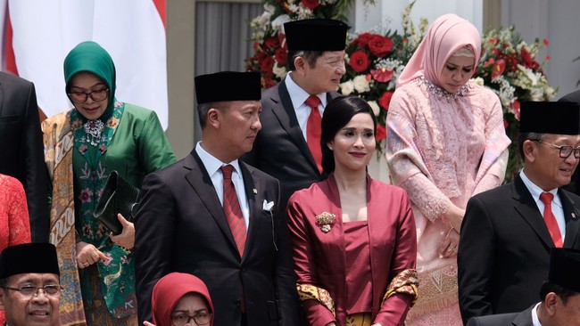 Istri Menteri Perindustrian Agus Gumiwang Kartasasmita, Loemongga Haoemasan, memilih kebaya kutubaru berwarna merah marun dengan desain yang simpel dipadukan kain batik Cirebonan bernuansa kuning. Ia mempercantik busananya dengan selendang batik dan korsase yang disematkan di dada kanan. Foto: Andhika/detikcom