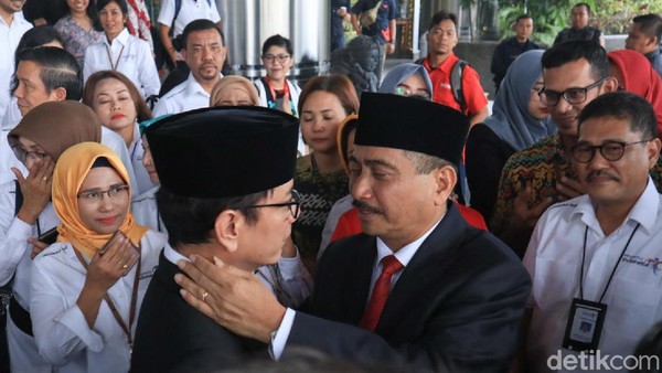 Sebelum beranjak dari Gedung Sapta Pesona, Arief pun tampak merangkul Menparekraf Wishnutama. Tampak jelas, perasaan berat Arief dan harapannya pada Wishnutama (Randy/detikcom) Sebelum beranjak dari Gedung Sapta Pesona, Arief pun tampak merangkul Menparekraf Wishnutama. Tampak jelas, perasaan berat Arief dan harapannya pada Wishnutama (Randy/detikcom)