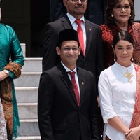 Istri Menteri Pendidikan dan Kebudayaan Nadiem Makarim, Franka Franklin, tampak anggun sekaligus elegan dengan blouse high-neck putih yang dipasangkan dengan kain batik bernuansa merah. Gaya simpelnya dipermanis dengan bros emas di bagian dada. Franka pun tampil unik dengan anting panjang bertulisan Tanah Air keluaran brand lokal Tulola Jewelry. Foto: Andhika/detikcom