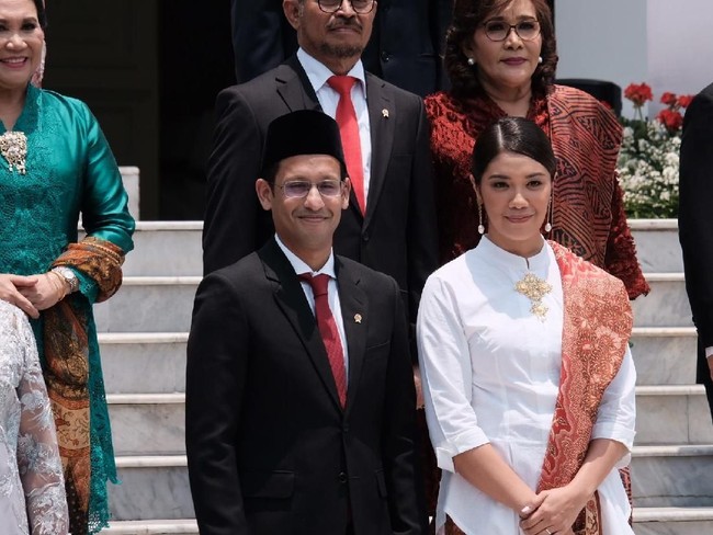 Istri Menteri Pendidikan dan Kebudayaan Nadiem Makarim, Franka Franklin, tampak anggun sekaligus elegan dengan blouse high-neck putih yang dipasangkan dengan kain batik bernuansa merah. Gaya simpelnya dipermanis dengan bros emas di bagian dada. Franka pun tampil unik dengan anting panjang bertulisan Tanah Air keluaran brand lokal Tulola Jewelry. Foto: Andhika/detikcom