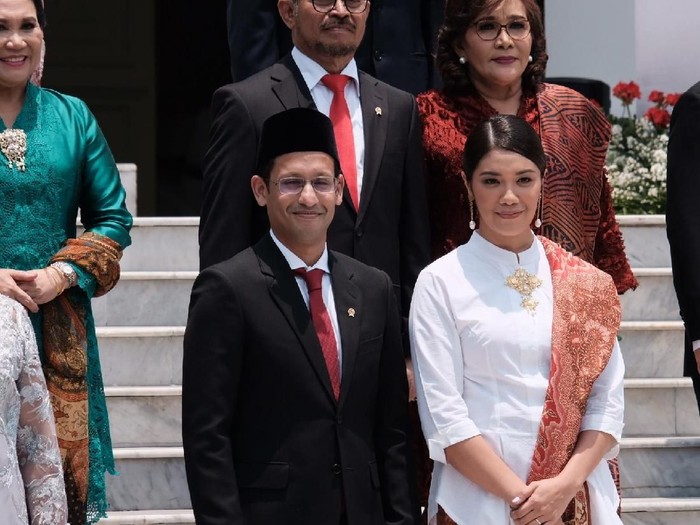 Istri Nadiem Pakai Anting 'Tanah Air' di Pelantikan Menteri, Ini Maknanya