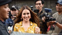 Ia pun berpose sebentar namun tak memberikan jawaban. Pool/Noel/detikFoto.