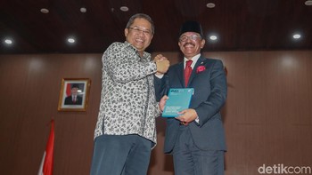 Rudiantara dan Johnny G Plate melakukan salam komando saat acara serah terima jabatan Menkominfo. (Ari Saputra/detikcom)