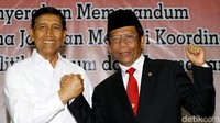 Mahfud MD dan Wiranto menghadiri acara serah terima jabatan Menko Polhukam di Kantor Kemenko Polhukam, Jakarta, Rabu (23/10/2019).