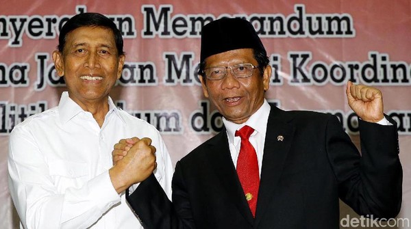 Salam Komando Wiranto dan Menko Polhukam Mahfud MD