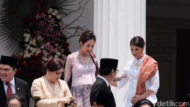 Gista Putri yang pernah membintangi serial The East di Net TV itu terlihat cantik memakai kebanya modern berwarna ungu dan kain serta selendang batik saat menghadiri pelantikan menteri Kabinet Indonesia Maju di Istana Negara, Jakarta, Rabu (23/10/2019). Foto: Andika/Detikcom