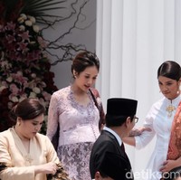 Gista Putri yang pernah membintangi serial The East di Net TV itu terlihat cantik memakai kebanya modern berwarna ungu dan kain serta selendang batik saat menghadiri pelantikan menteri Kabinet Indonesia Maju di Istana Negara, Jakarta, Rabu (23/10/2019). Foto: Andika/Detikcom