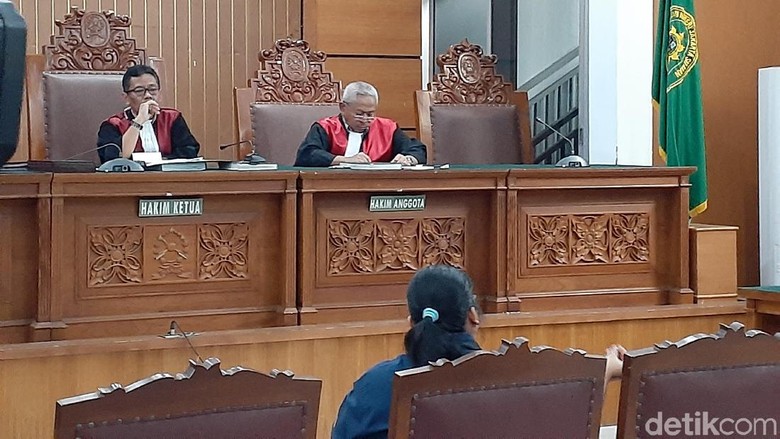 Hakim Heran Nunung Disebut Dokter Depresi tapi Selalu Tampak Ceria Hakim Heran Nunung Disebut Dokter Depresi tapi Selalu Tampak Ceria