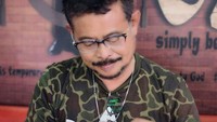 Ada yang bisa tebak camilan pilihan Syahrul? Sepertinya ia tengah menikmati cireng rujak yang kenyal gurih. Foto: Instagram syahrulyasinlimpo
