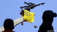 Aksi para aktivis Greenpeace Indonesia membentangkan spanduk di Patung Dirgantara itu pun menarik perhatian masyarakat sekitar.