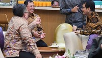 Para menteri tersebut nampak berbincang akrab satu sama lainnya.