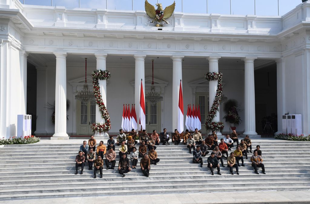 Presiden Joko Widodo didampingi Wapres Ma'ruf Amin memperkenalkan jajaran menteri Kabinet Kerja II di tangga veranda Istana Merdeka, Jakarta, Rabu (23/10/2019). ANTARA FOTO/Wahyu Putro/foc.